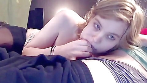 Cute babe is playing around in the kitchen and suckers dick