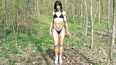 Amateur girl in outdoor video wearing nothing naked