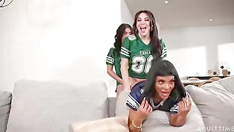 Two babes are sucking a big cock in a vintage threesome