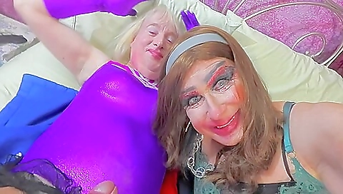 Blonde beauty gives a deepthroat and gets a facial on the bed